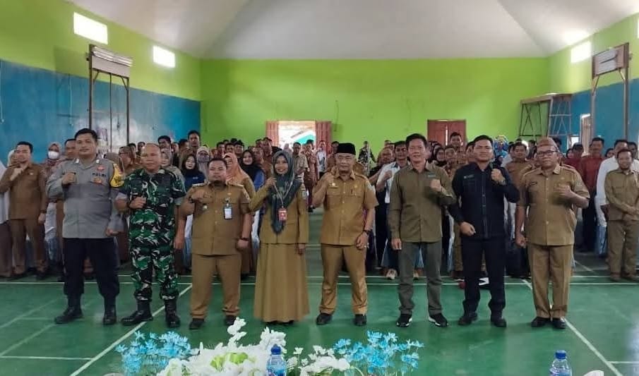 Asisten III Setda Seruyan, Sugian Noor saat menghadiri Musrembang di Kecamatan Danau Sembuluh, Selasa (11/2). (Foto : Prokom Seruyan)