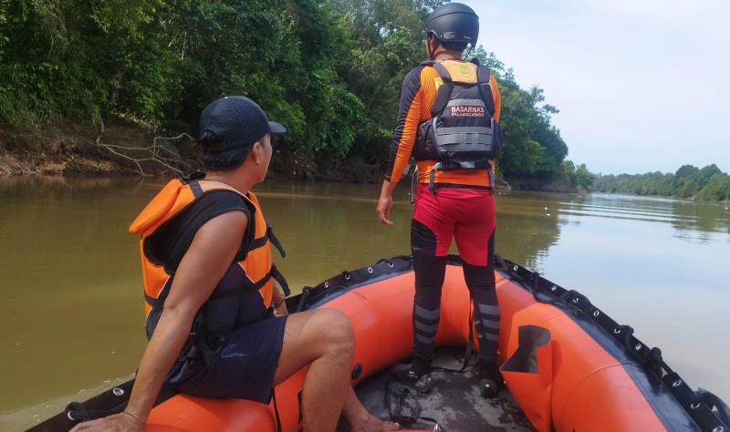 Proses pencarian dua anak hilang terbawa arus di Sungai Mentaya, Kabupaten Kotawaringin Barat pada Kamis (13/2). (Foto Basarnas)