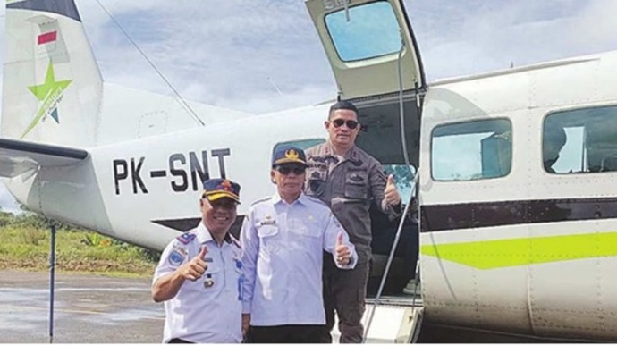 Sekda Mura, Hermon (kiri) terbang perdana menggunakan pesawat Smart Aviation menuju Palangka Raya, Rabu (26/2). (IST)