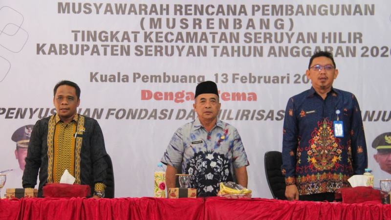 Staf Ahli Bupati, Tunjarsyah (tengah), Wakil Ketua I, DPRD Seruyan, Harsandi (kiri) saat menghadiri kegiatan Musrenbang tingkat Kecamatan Seruyan Hilir di Gedung Serbaguna Kuala Pembuang, Kamis (13/2). (Foto : Prokom Seruyan)