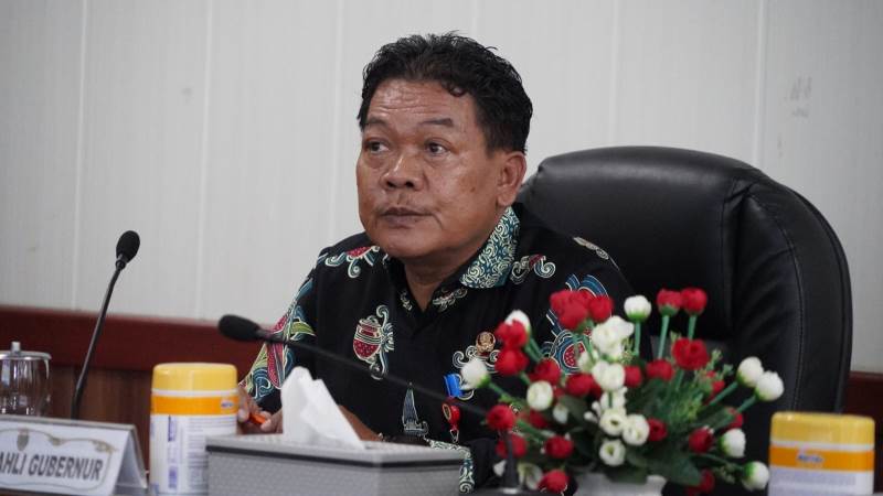 Plh Sahli Pemkumpol Suharno saat pimpin Rapat Koordinasi Pelaksanaan Pengawasan Peningkatan Kualitas Perencanaan dan Penganggaran Pemerintah Daerah se-Provinsi Kalteng Tahun 2025, Kamis (13/2). (MMCKALTENG)