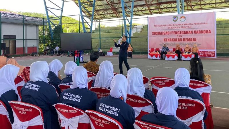 Kasat Resnarkoba Polres Seruyan, Iptu Dwi Tri Yanto saat memberikan sosialisasi terkait bahaya narkoba, Kamis (13/2). (Foto : Polres Seruyan)