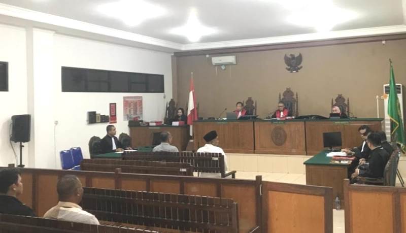 Marinus Apau dan Andri Yulianto dalam persidangan perkara dugaan korupsi proyek Peningkatan Fasilitas SAB, Rabu (12/2). (FOTO: IST)