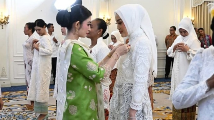 Ketua Umum Dewan Kerajinan Nasional Selvi Gibran Rakabuming saat menyematkan pin Dekranas kepada Ketua Dekranasda Provinsi Kalteng Aisyah Thisia Agustiar Sabran, Senin (3/3). (MMCKALTENG)