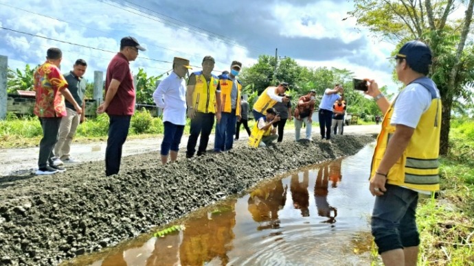 Gubernur H. Agustiar Sabran didampingi Kapala Bapperida Provinsi Kalteng Leonard S Ampung dan Perwakilan Balai Jalan Nasional, Sabtu (15/3/2025). (MMC KALTENG)