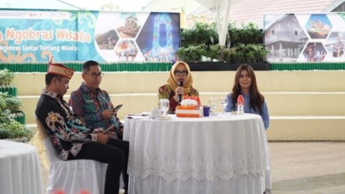 Kepala Dinas Adiah Chandra Sari, Kepala Bapperida Leonard S. Ampung, Kepala Dinas Perhubungan Yulindra Dedy, dan Ketua PHRI Kalteng Susie Andrianie saat membahas potensi pariwisata Kalteng. (MMCKALTENG)