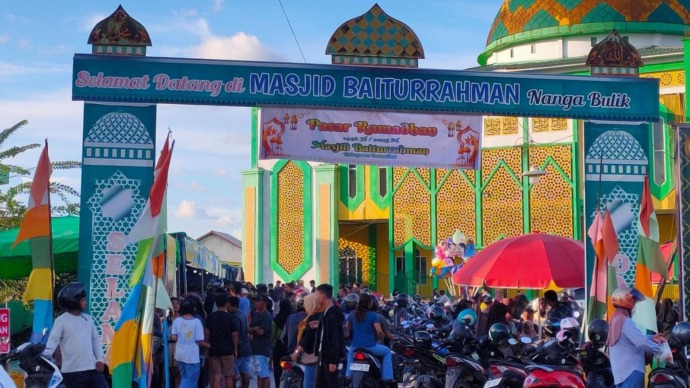 Pantauan Prokalteng.co antusias masyarakat saat berbelanja di pasar Ramadhan dihalaman Masjid Baiturrahman, Kecamatan Bulik, Kabupaten Lamandau. Sabtu (1/3). (FOTO: BIB/PROKALTENG.CO)