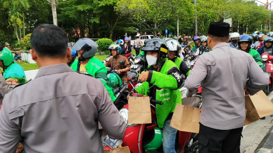 Pembagian takjil kepada masyarakat yang melintas di Pos Polisi Bundaran Besar, Kota Palangka Raya pada Sabtu sore (1/3). (Jefrie/Prokalteng.co)