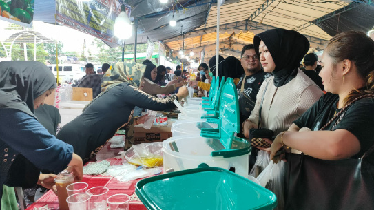 Suasana hari pertama pasar Ramadan Jalan Ais Nasution, Kota Palangka Raya pada Sabtu sore (1/3). (Jefrie/Prokalteng.co)