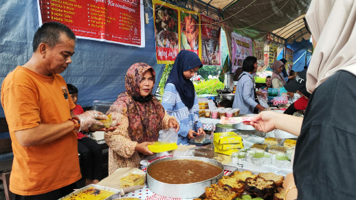 Suasana hari pertama pasar Ramadan Jalan Ais Nasution, Kota Palangka Raya pada Sabtu sore (1/3). (Jefrie/Prokalteng.co)