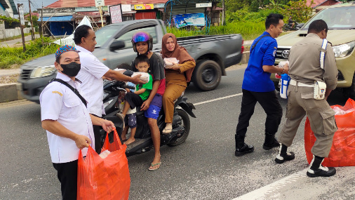 Aliansi pejuang CASN Kabupaten Katingan tahun 2024, ketika akan membagikan takjil berbuka puasa kepada pengendara kendaraan bermotor di Jalan Tjilik Riwut depan pintu gerbang Kantor Bupati Katingan, Selasa (18/3/2025). (FOTO JERI)