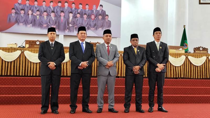 Ketua DPRD Kabupaten Seruyan, Zuli Eko Prasetyo didampingi Wakil Ketua, I dan II serta Bupati Seruyan, Ahmad Selanorwanda dan Wabup H. Supian saat mengikuti kegiatan rapat paripurna di Aula DPRD setempat, Senin (3/3). (Foto : Edy/Prokalteng.co)