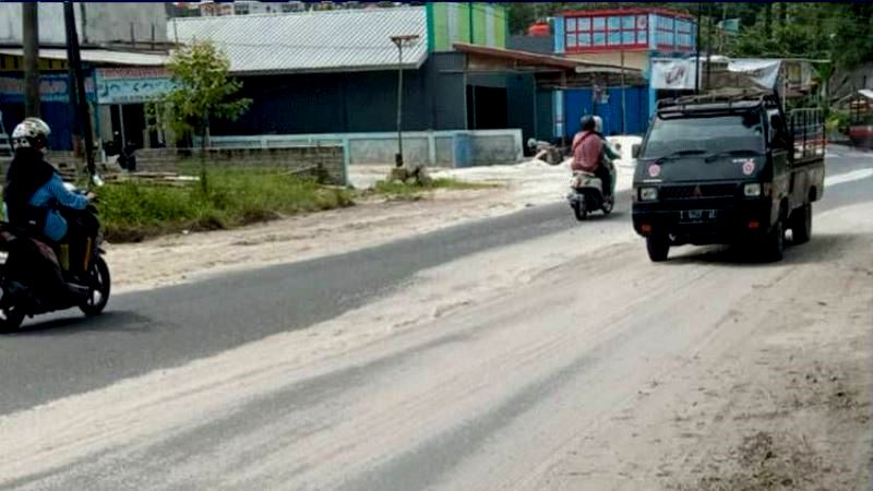 Pasir yang menutupi  badan jalan di salah satu jalan di Kota Palangka Raya (Foto : IST)