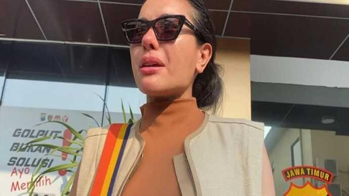 Artis Nikita Mirzani di Mapolda Jatim, Rabu (13/11). (Dani/Antara)