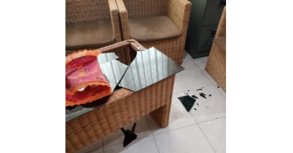 Salah satu meja di Dinas Koperasi terlihat pecah diduga akibat amukan salah seorang anggota DPRD, Selasa (8/7).(FOTO : IST)