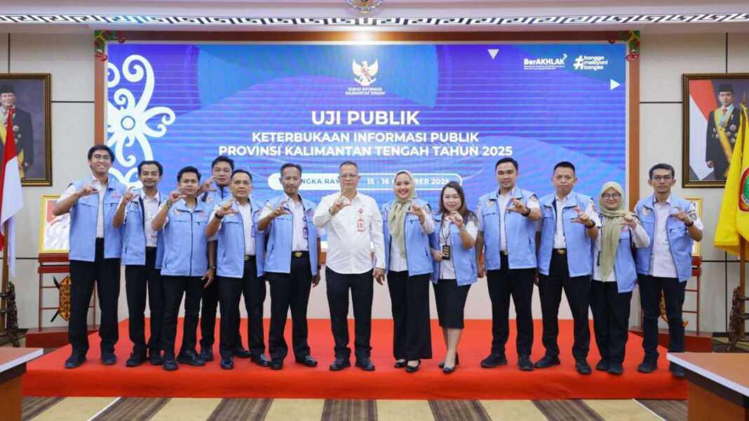 Kepala Dinas PMD Provinsi Kalteng H. Aryawan bersama pegawai Dinas PMD Kalteng.
