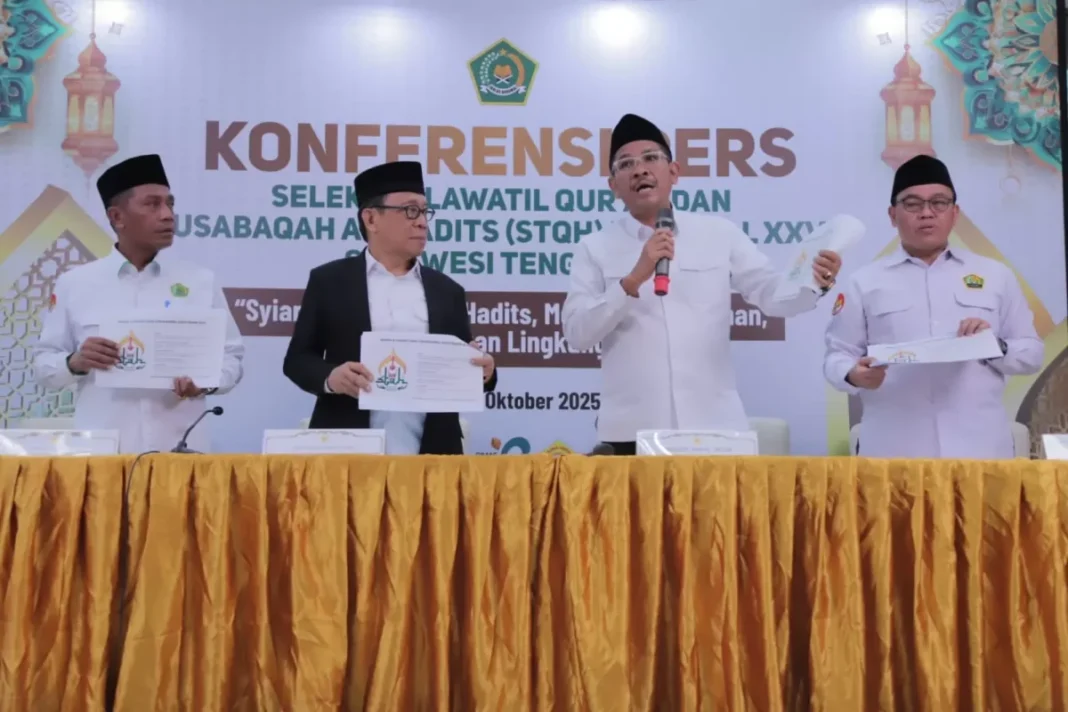 Staf Khusus Menteri Agama Ismail Cawidu (dua dari kiri) bersama Dirjen Bimas Islam Abu Rokhmat (dua dari kanan) di Jakarta, Selasa (7/10). (Hilmi/Jawa Pos)
