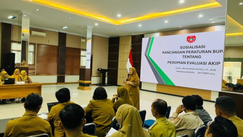 Inspektur Pembantu Wilayah III, Ira Nurani Aisyah narasumber menyampaikan materi di Aula Sangga Banua, Sekretariat Daerah Kobar, Selasa (21/10).
