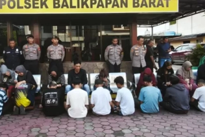 Ada 14 remaja diamankan Polsek Balikpapan Barat diduga hendak tawuran membawa senjata tajam. Mereka menyesal saat dipertemukan orangtuanya. (ISTKP)
