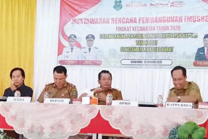 Anggota DPRD Kapuas Algrin Gasan (kiri) saat mengikuti Musrenbang Kecamatan Kapuas Barat, Selasa (131).