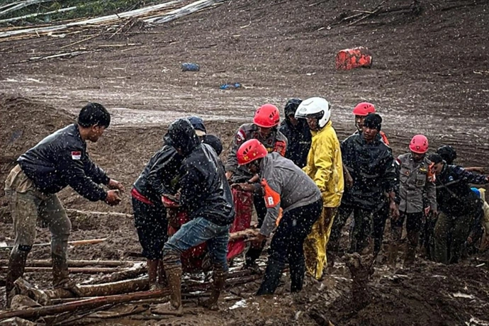 Basarnas kembali melanjutkan operasi pencarian korban longsor yang melanda Kampung Pasir Kuning, Desa Pasirlangu, Kecamatan Cisarua, Kabupaten Bandung Barat (KBB), Minggu, 25 Januari 2026.