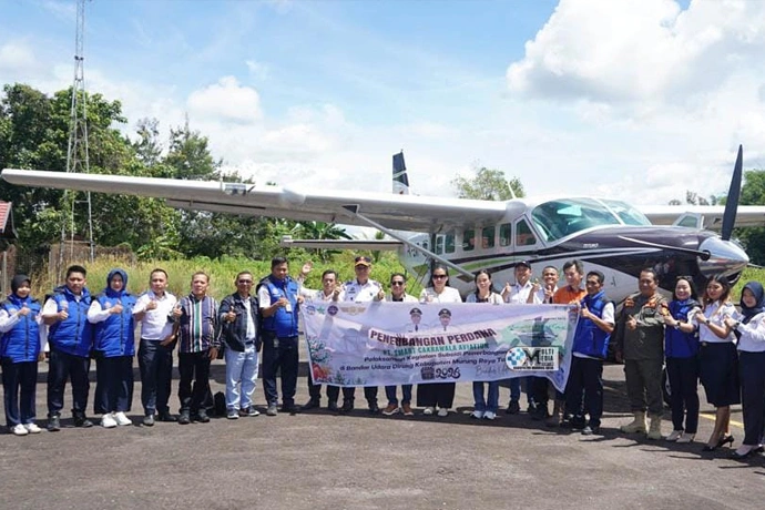 Bupati Heriyus foto bersama dengan jajaran PT Smart Cakrawala Aviation.