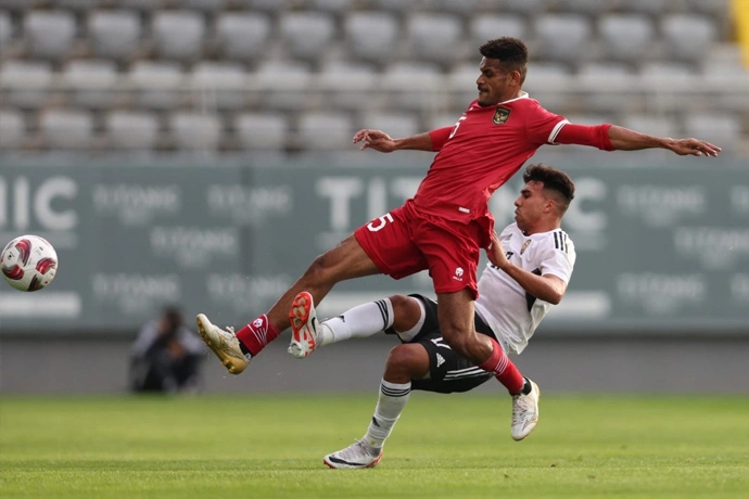 Gelandang Timnas Indonesia Ricky Kambuaya kesulitan menghadapi pressing dari pemain Libya. (foto dok PSSI)