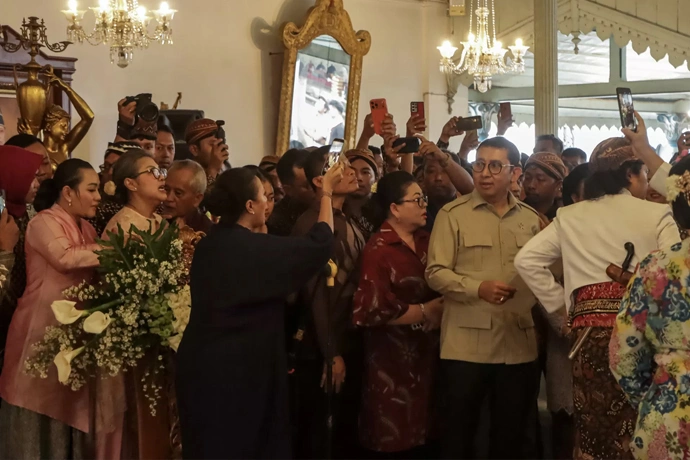 GKR Timoer berbicara dengan mikropon memprotes Menteri Fadli Zon. (M IhsanRadar Solo)