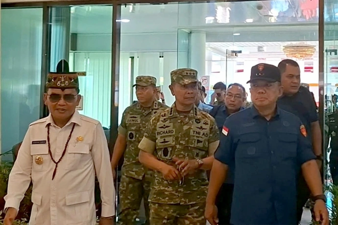 Gubernur Kalteng, Agustiar sabran (kiri) saat menyambut Satgas PKH di Bandara Tjilik Riwut, Kamis (2212026). (Foto HeriProkalteng)