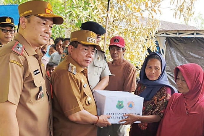 H Muhammad Wiyatno menyerahkan bantuan bagi korban kebakaran di Kecamatan Kapuas Barat.