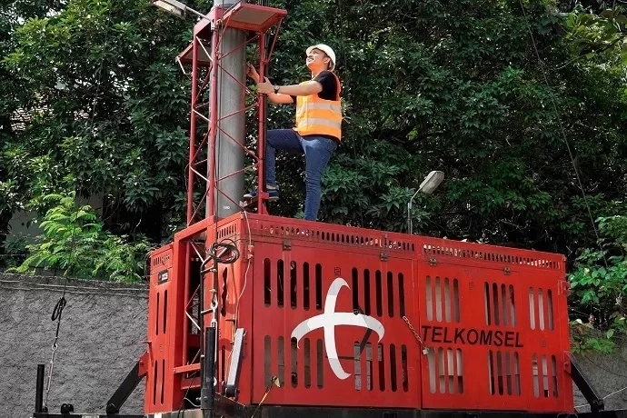 Ilustrasi perbaikan jaringan Telkomsel. (Istimewa)