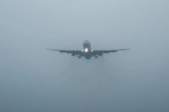 Ilustrasi pesawat terbang ketika cuaca buruk.