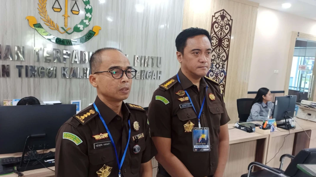IMG-20260113-WA0024_copy_28Asisten Intelijen Hendri Hanafi (kiri) bersama Asisten Tindak Pidana Khusus Wahyu Eko Husodo di konferensi pers Gedung Kejati Kalteng, Selasa (13/1). (Foto : Heri/Prokalteng.co)04x1576