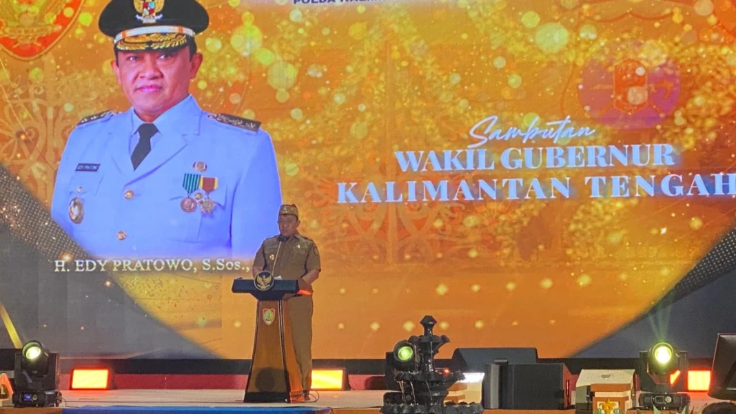 Wakil Gubernur Kalteng, Edy Pratowo saat menyampaikan sambutan di kegiatan Kenal Pamit Wakapolda Kalimantan Tengah di Aula Jaya Tingang Lt. II, Kantor Gubernur Kalteng, Selasa (13/1). (Anandri/Prokalteng.co)