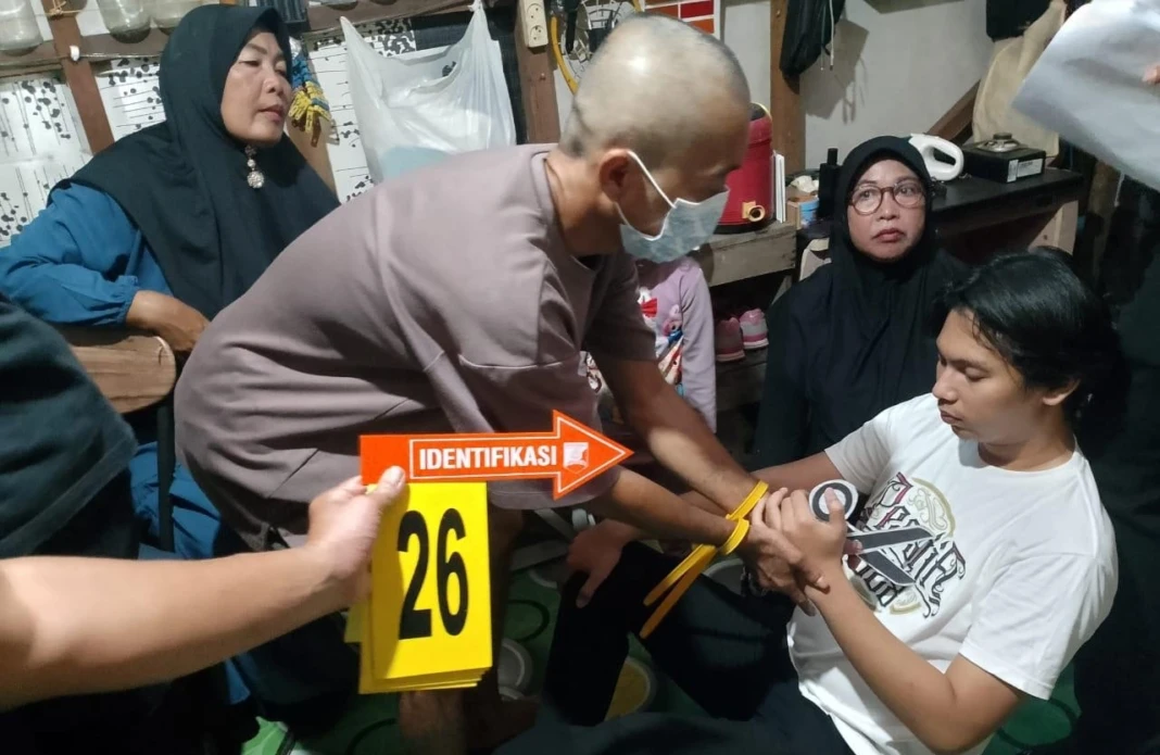 Proses rekonstruksi kasus pembunuhan yang menewaskan Agus (42) di kawasan Jalan Raflesia, Kelurahan Petuk Ketimpun, Kota Palangka Raya, Senin (12/1). (Foto Satreskrim untuk Prokalteng.co)