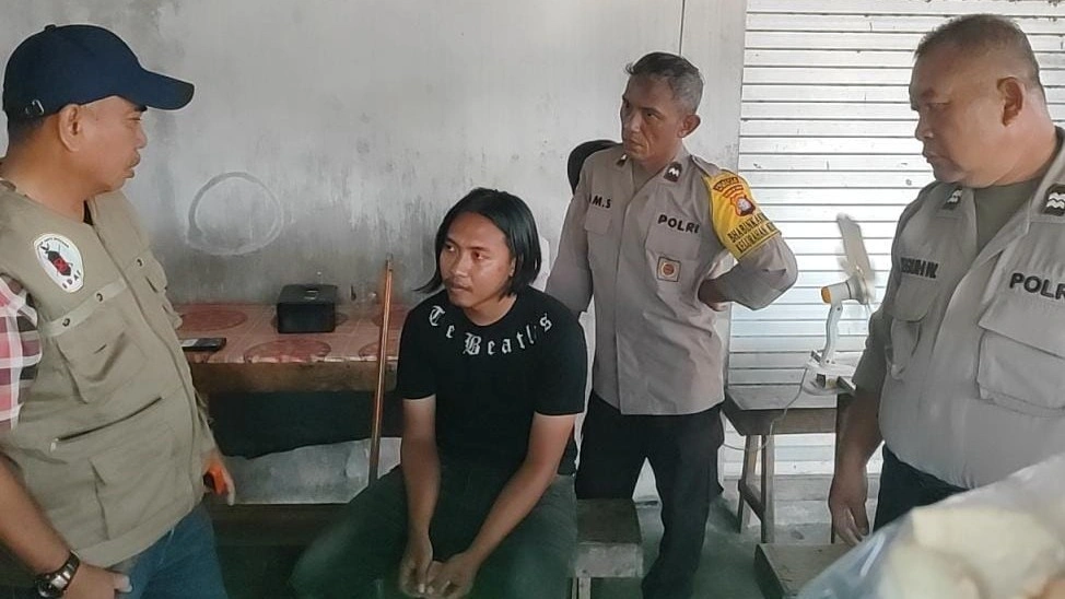 Ketua GDAN Kalteng, Sadagori Henricho Binti, saat melakukan penggerebekan di lokasi yang diduga menjadi tempat penjualan obat keras jenis zenith di Jalan Bukit Raya Induk, Kecamatan Jekan Raya, Kota Palangka Raya, Rabu (14/1). (Jefrie/Prokalteng.co)