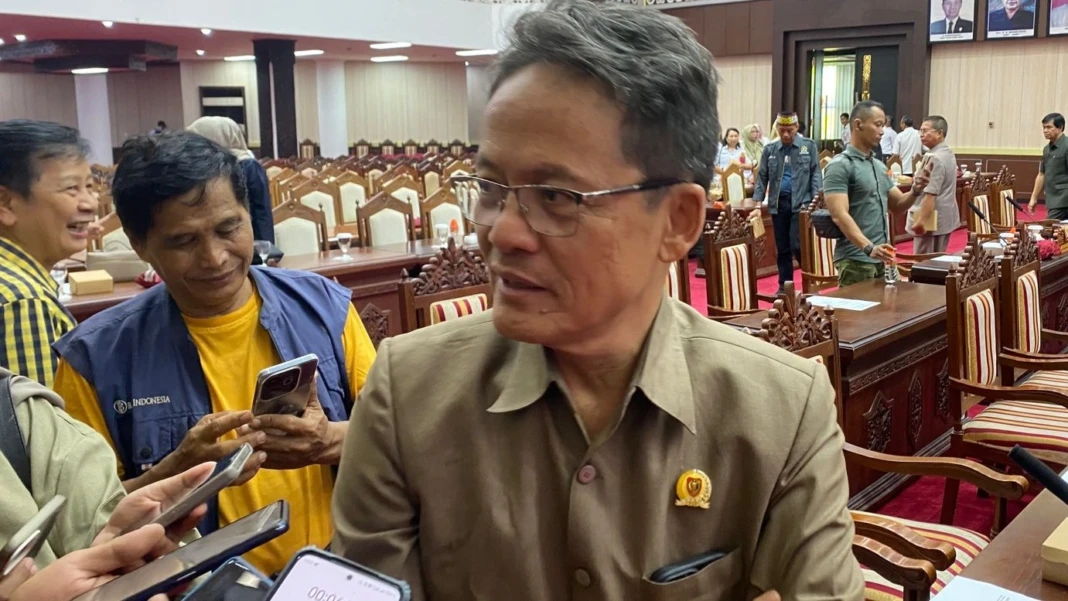 Anggota DPRD Kalteng, Yohanes Freddy Ering yang ditunjuk sebagai sebagai Ketua Sementara Fraksi PDI Perjuangan menggantikan Lohing Simon. (Anandri/Prokalteng.co)
