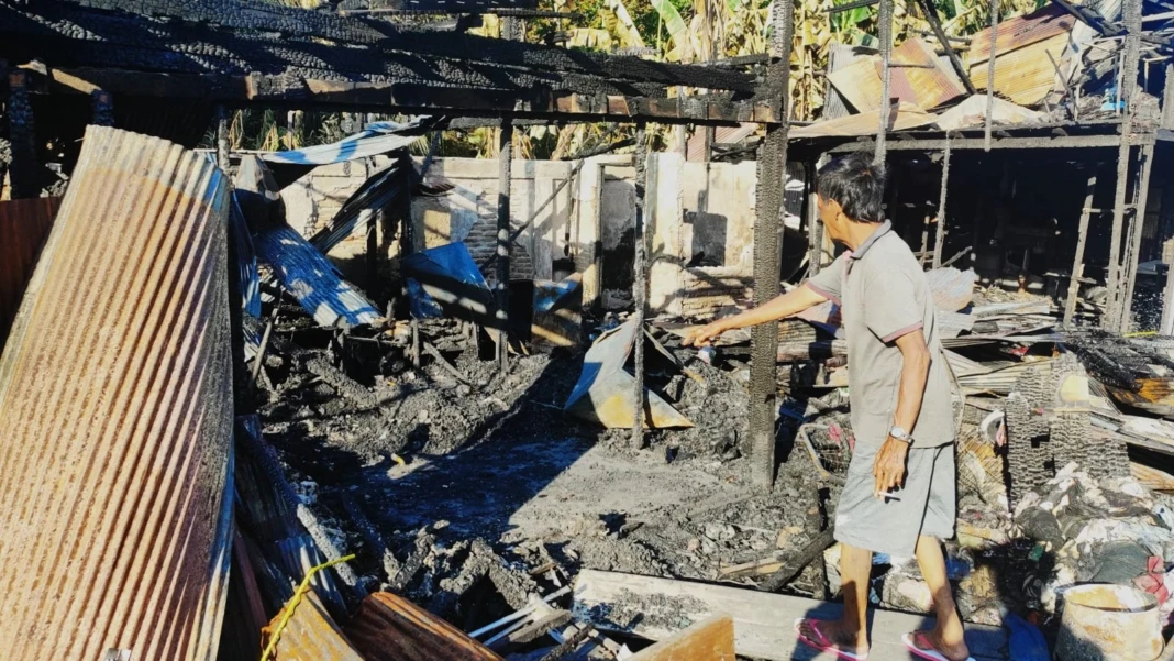 Hailani korban kebakaran di kawasan toko Jalan Christoper Mihing, Kota Palangka Raya, menunjuk puing-puing sisa kebakaran pada Kamis (15/1). (Jefrie/Prokalteng.co)