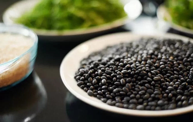 Kacang hitam mengandung serat larut yang mengikat kolesterol dalam saluran pencernaan.