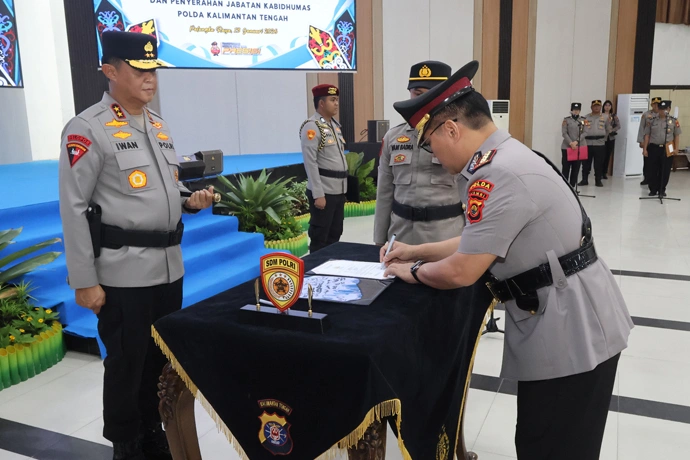 Kapolda Kalteng, Irjen Pol Iwan Kurniawan (kiri) saat kegiatan sertijab di mapolda setempat, Selasa (131). (Foto Humas Polda)