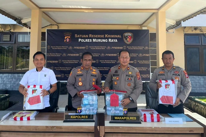 Kapolres Murung Raya, AKBP Frangky M. Monathen saat menguraikan penetapan Kades Olung Ulu berisial I (53) atas tindak pidana korupsi. (Foto Irpan Jurayz)