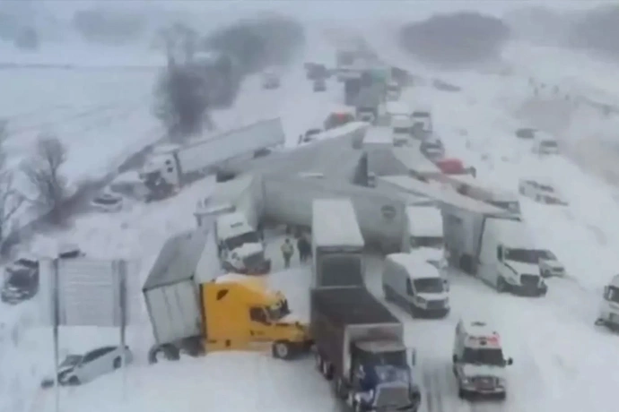 Kecelakaan beruntun melibatkan sekitar 100 kendaraan terjadi di Michigan, AS, akibat badai salju ekstrem. (Yahoo News)