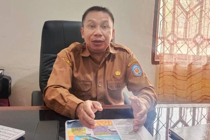 Kepala Bidang Rehabilitasi Siosial Dinas Sosial Murung Raya saat di wawancarai awak media di ruangannya, Senin (191)