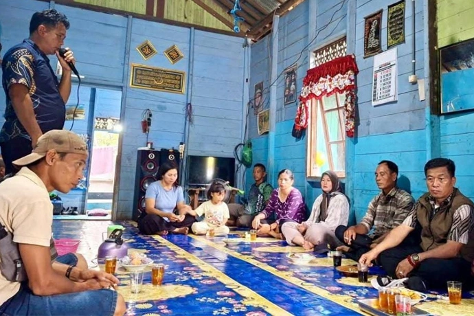 Ketua DPRD Murung Raya, Rumiadi (kanan) saat berkunjung ke salah salah satu rumah warga di Desa Malasan untuk menyerap aspirasi masyarakat.