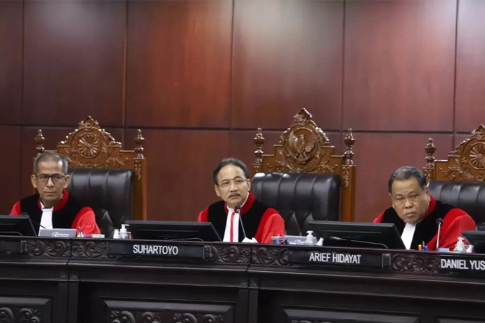 Ketua MK Suhartoyo (tengah) didampingi Hakim Konstitusi lainnya saat membacakan permohonan uji materiil yang diajukan Ikatan Wartawan Hukum (Iwakum). (Foto DERY RIDWANSAH JAWA POS)