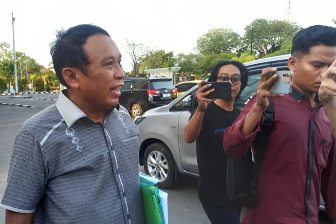 Mantan Sekda Kotim, Fajrurrahman usai pemeriksaan di Kejati Kalteng, Selasa (191). (Foto HeriProkalteng.co)