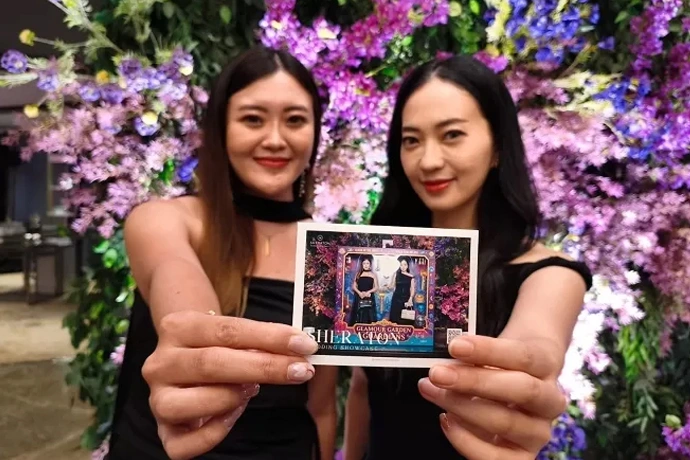 Para tamu memanfaatkan stand selfie photo both yang disediakan, untuk berfoto bersama. Tren photo both dalam acara pernikahan saat ini banyak menggunakan teknologi AI. (ANDY SATRIA)