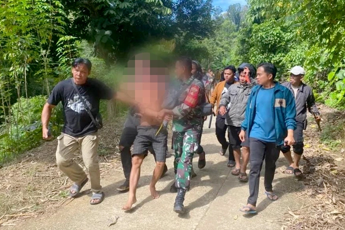 Pelaku pembunuhan di Desa Olung Siron, Mura saat ditangkap tim gabungan.