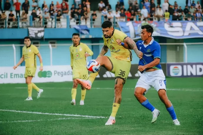 Pemain Persiku Lerby (kanan) saat berhadapan dengan Barito Putera