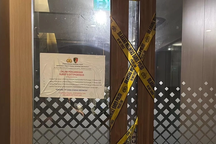 Penyidik Bareskrim Polri memasang police line di Kantor Pusat DSI yang digeledah pada Jumat dan Sabtu pekan ini. (Bareskrim Polri)